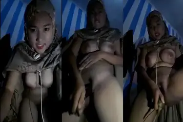 Bokep Mukena Cantik Colmek Pake Terong Besar poster