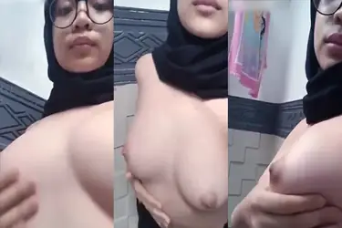 Gadis Jilbab Pamer Tubuh Polos Depan Kamera poster