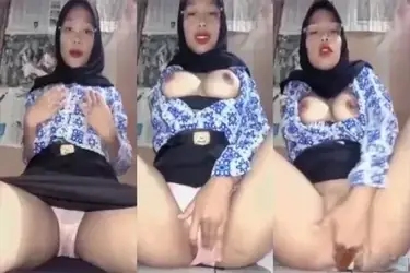 Jilbab Kacamata Sange Berat Asyik Main Jari Sendiri poster