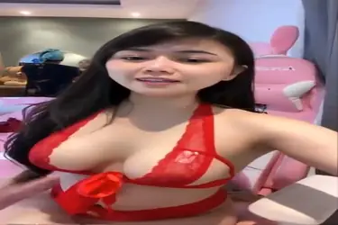 Selebgram RR Pamer Body Seksi Live Bling Bling poster